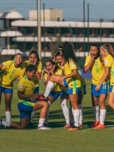 Jugadoras de la selección brasileña celebran durante el Mundial Femenino Sub-17 de 2026. Foto de Fabio Souza/CBF, difundida por UOL.