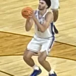 Cameron Boozer durante un calentamiento con Duke el 21 de marzo de 2026. Archivo de BullDawg2021, CC BY 4.0.