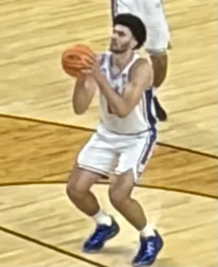 Cameron Boozer durante un calentamiento con Duke el 21 de marzo de 2026. Archivo de BullDawg2021, CC BY 4.0.