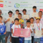 Jóvenes ganadores del VIII Torneo de Ajedrez del Caribe posan con medallas y reconocimientos