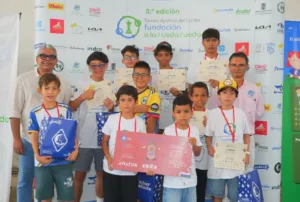 Jóvenes ganadores del VIII Torneo de Ajedrez del Caribe posan con medallas y reconocimientos