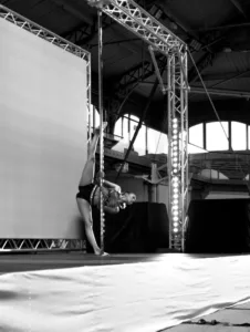 Deportista en una competencia de pole sport en Francia, 2015; imagen de referencia.