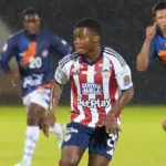 Jugadores de Junior y Boyacá Chicó disputan el partido en Tunja bajo la lluvia, el 27 de octubre de 2026
