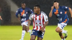 Jugadores de Junior y Boyacá Chicó disputan el partido en Tunja bajo la lluvia, el 27 de octubre de 2026
