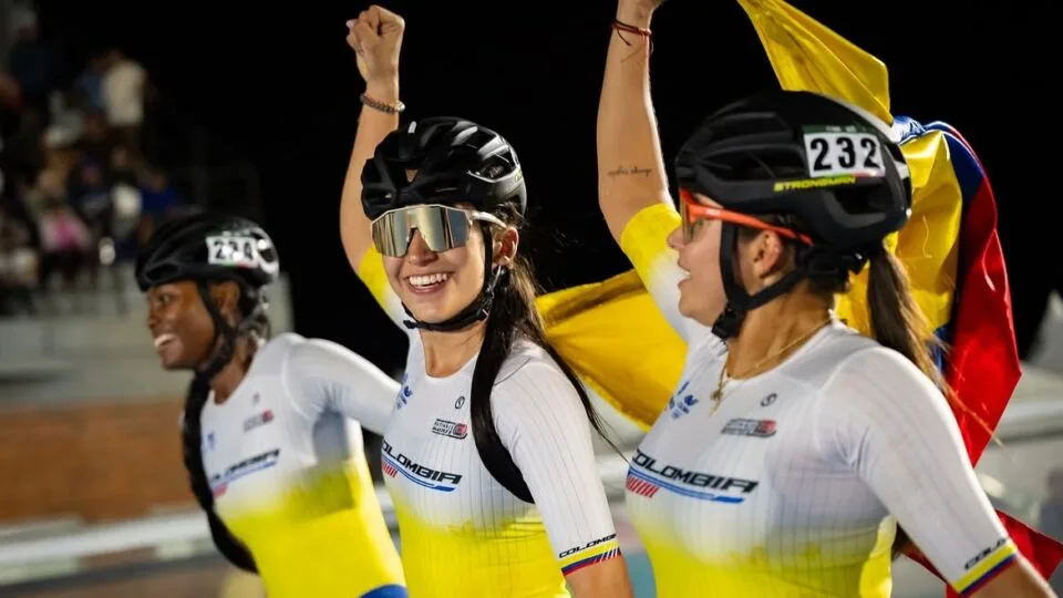Patinadoras de la Selección Colombia celebran con la bandera nacional en Asunción 2026.