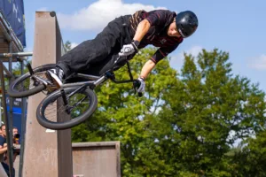 Lillyana Seidler realiza una maniobra de BMX Freestyle en Darmstadt, Alemania, en agosto de 2026.