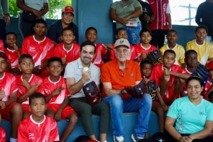 Participantes en la apertura de las Escuelas de Béisbol del Atlántico en Luruaco.