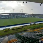 Panorámica del estadio Centenario de Armenia durante un partido de Deportes Quindío en 2022.