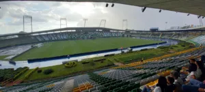 Panorámica del estadio Centenario de Armenia durante un partido de Deportes Quindío en 2022.
