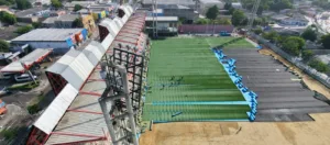 Vista de los trabajos de renovación de la superficie del estadio Moderno de Barranquilla, difundida el 18 de octubre de 2026 por la Alcaldía.