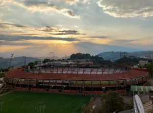 Estadio Palogrande de Manizales, enero de 2024. Foto de archivo: Diego Mateo / Wikimedia Commons, CC BY-SA 4.0. No corresponde al partido Once Caldas–Alianza.