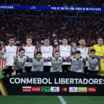 Jugadores de Estudiantes celebran sobre el césped tras clasificarse a la final de la Libertadores ante Flamengo, imagen oficial del club publicada el 23 de octubre de 2026.