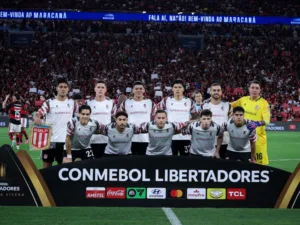 Jugadores de Estudiantes celebran sobre el césped tras clasificarse a la final de la Libertadores ante Flamengo, imagen oficial del club publicada el 23 de octubre de 2026.