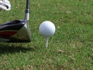 Bola de golf sobre un tee; imagen ilustrativa, no corresponde al Country Club de Barranquilla.