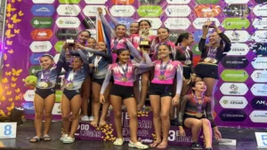 Equipo de Gymnastics Gold Barranquilla con trofeo y medallas en Valledupar. Foto: cortesía Eduardo Cepeda.
