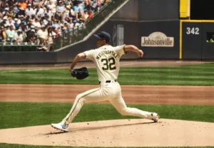 Jacob Misiorowski lanzando para Milwaukee; archivo de junio de 2025.