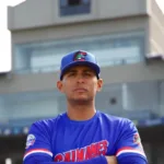 Jaime Del Valle con uniforme y gorra de los Caimanes de Barranquilla; fotografía de apoyo a la información de pretemporada.