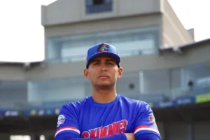 Jaime Del Valle con uniforme y gorra de los Caimanes de Barranquilla; fotografía de apoyo a la información de pretemporada.