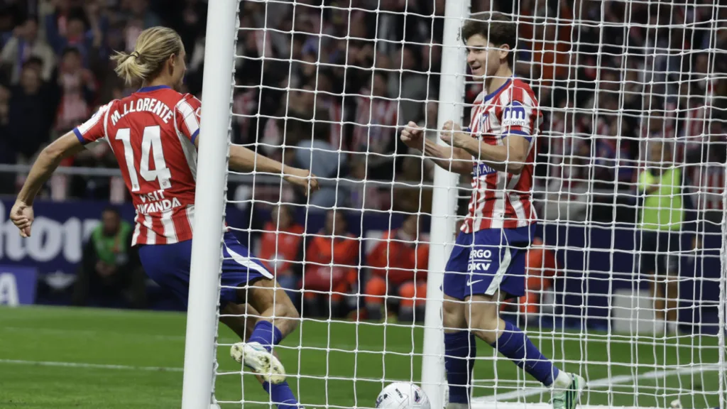 Julián Álvarez y Marcos Alonso durante el Atlético de Madrid-Deportivo del 24 de octubre de 2026. Foto: EFE vía Telemadrid.