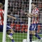 Julián Álvarez y Marcos Alonso durante el Atlético de Madrid-Deportivo del 24 de octubre de 2026. Foto: EFE vía Telemadrid.
