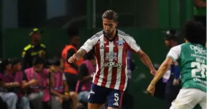 Daniel Rivera disputa un balón ante Deportivo Cali el 18 de octubre de 2026. Foto: Junior FC, difundida por El Universal.