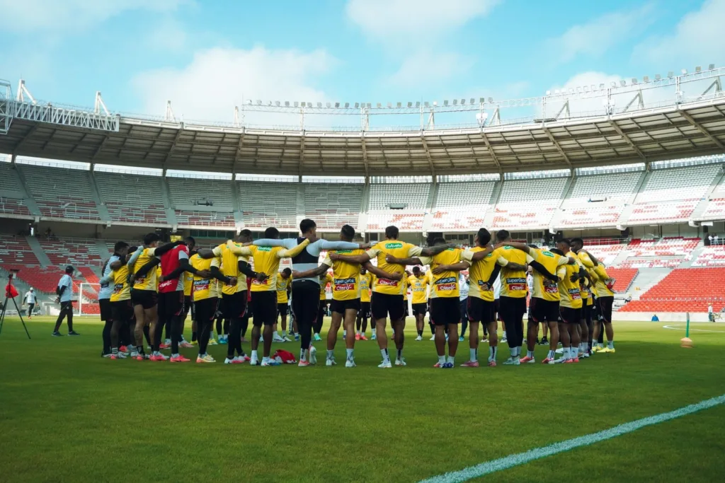 Jugadores de Junior de Barranquilla reunidos durante un entrenamiento en el estadio Metropolitano. Fotografía de archivo.