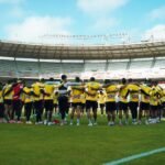Jugadores de Junior de Barranquilla reunidos durante un entrenamiento en el estadio Metropolitano. Fotografía de archivo.