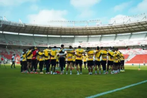 Jugadores de Junior de Barranquilla reunidos durante un entrenamiento en el estadio Metropolitano. Fotografía de archivo.