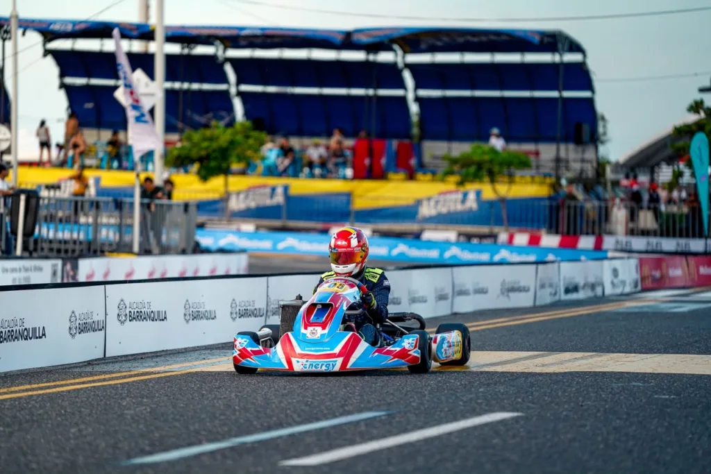 Kart en una pista durante una competencia de kartismo en Barranquilla. Imagen de apoyo difundida por la Alcaldía de Barranquilla para el Gran Premio del Caribe 2026.