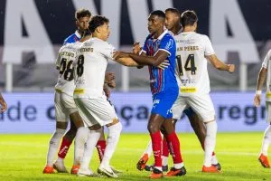 Luan Peres, número 14 del Santos, entre jugadores y cuerpo técnico bajo la lluvia ante Bahia. Foto: Catarina Brandão/EC Bahia, difundida por Diário do Peixe.