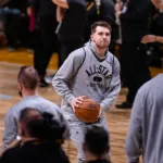 Luka Dončić con uniforme de Dallas en una fotografía de archivo de febrero de 2022; no corresponde a su partido de 2026 con los Lakers.