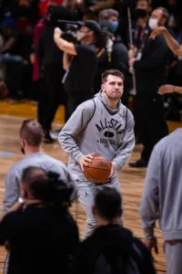Luka Dončić con uniforme de Dallas en una fotografía de archivo de febrero de 2022; no corresponde a su partido de 2026 con los Lakers.