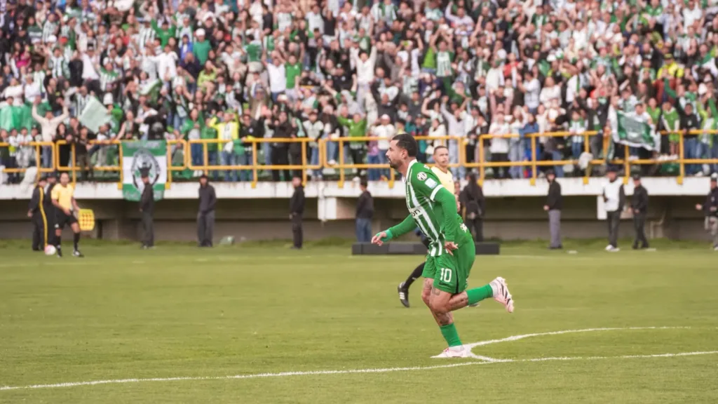 Edwin Cardona en la imagen de Atlético Nacional publicada por Noticias RCN sobre el triunfo en Tunja.