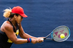 Naomi Osaka golpea de revés en Nottingham, 2018; foto de archivo.