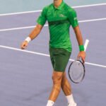 Novak Djokovic con raqueta durante el Miami Open de 2025. Foto de archivo de Vbrunophotog, CC BY-SA 4.0.
