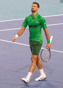 Novak Djokovic con raqueta durante el Miami Open de 2025. Foto de archivo de Vbrunophotog, CC BY-SA 4.0.