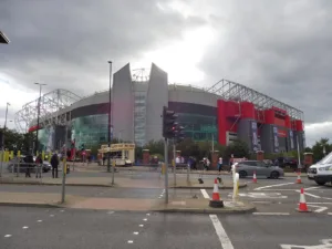 Exterior de Old Trafford el 12 de octubre de 2024; imagen de archivo, no del United-Bournemouth de 2026. Foto: Hullian111, Wikimedia Commons, CC BY-SA 4.0.