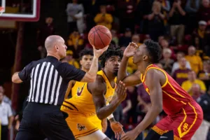 Onyeka Okongwu, de uniforme rojo de USC, se prepara para un salto entre dos en febrero de 2020