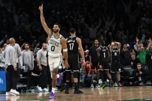 Jayson Tatum celebra su tiro ganador ante Brooklyn Nets en Boston, el 27 de octubre de 2026