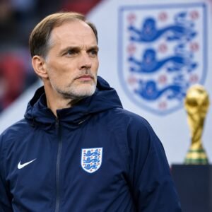 Ilustración de Thomas Tuchel con indumentaria de Inglaterra frente al escudo de la selección.